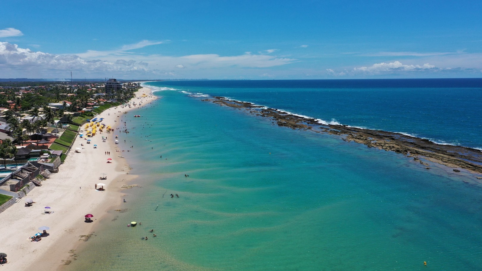 Vista aérea da praia em São Miguel dos Milagres